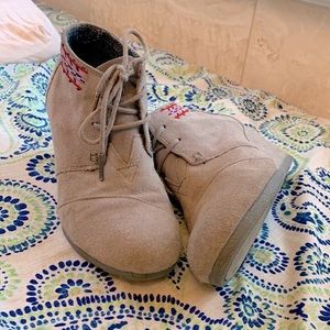 Tom’s Gray Size 6 Platform Wedges